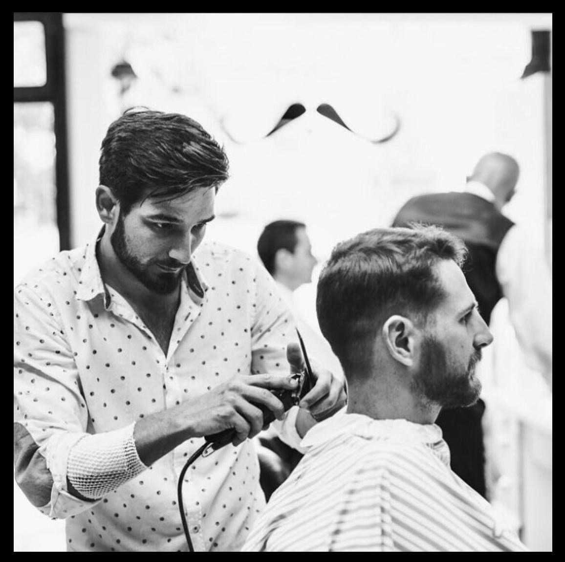 Maître barbier au travail