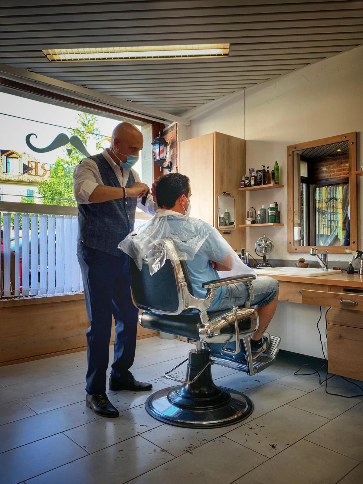 Instant de coiffure masculine soignée