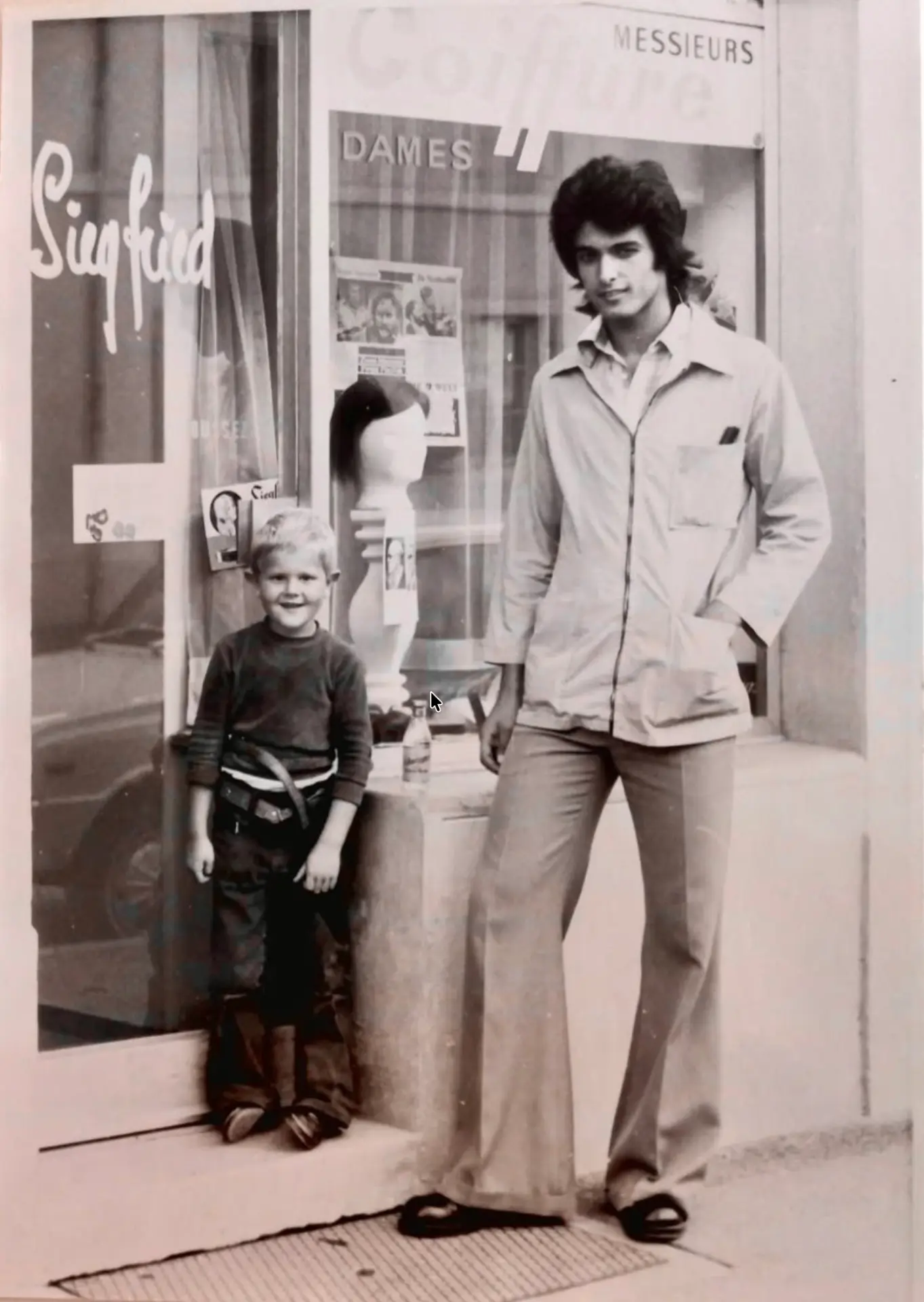 Rosario und der kleine John vor dem Salon Siegfried