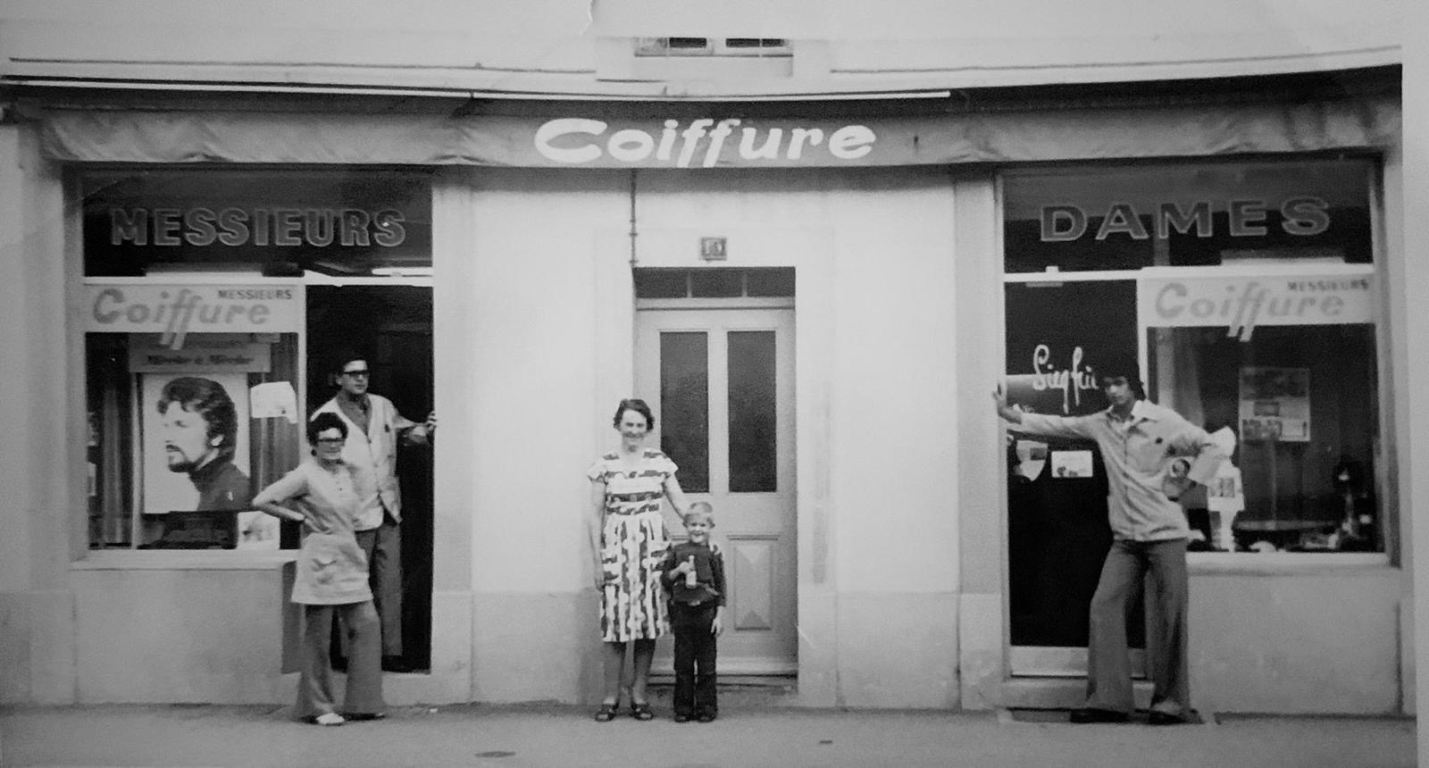 Devant le salon familial
