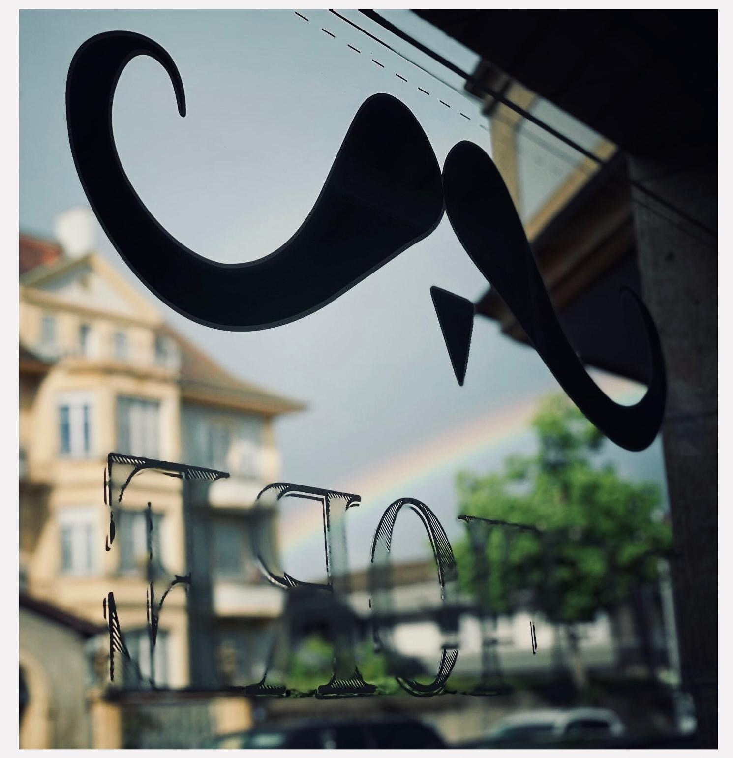 Moustache, signe distinctif