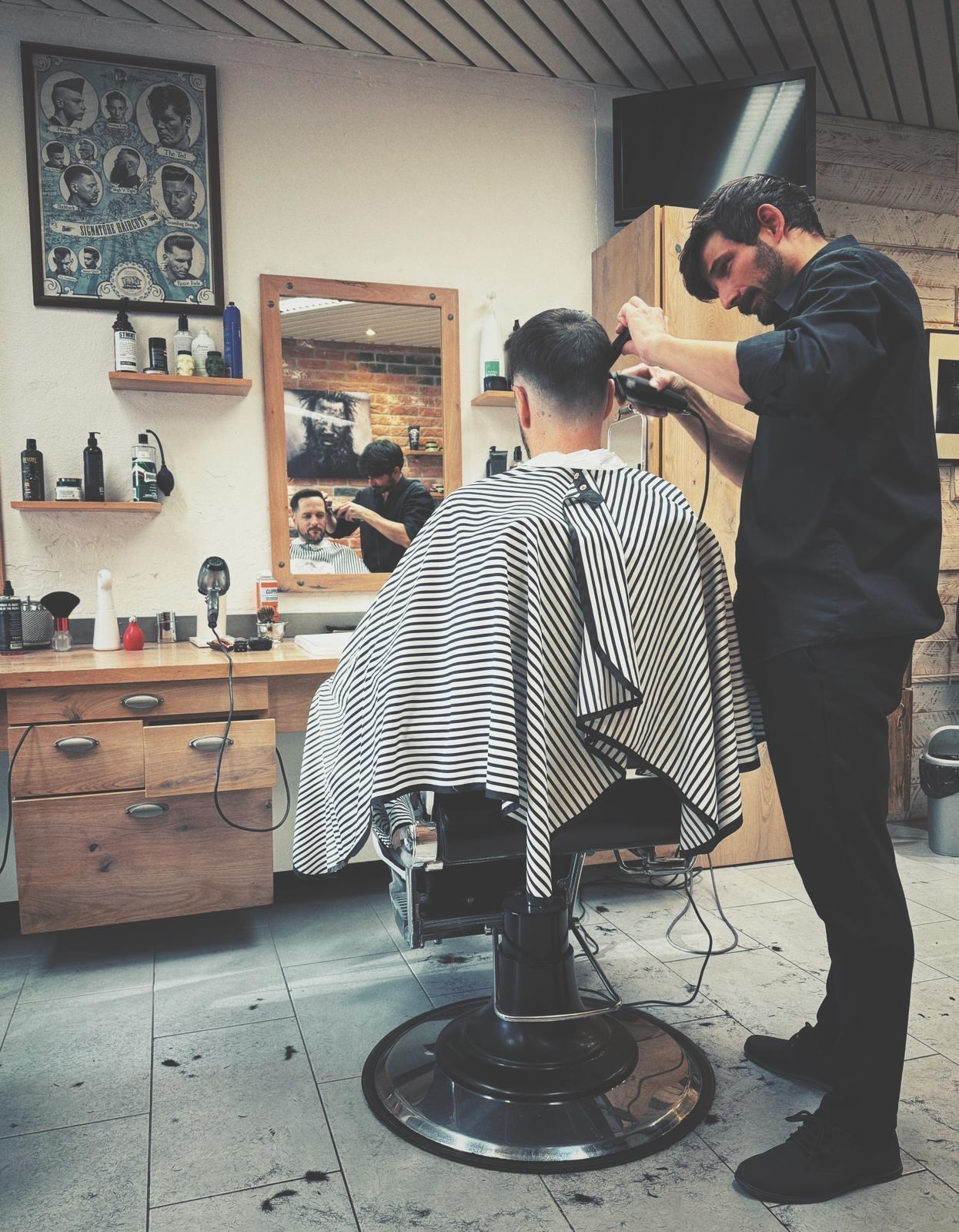 Maître barbier au travail