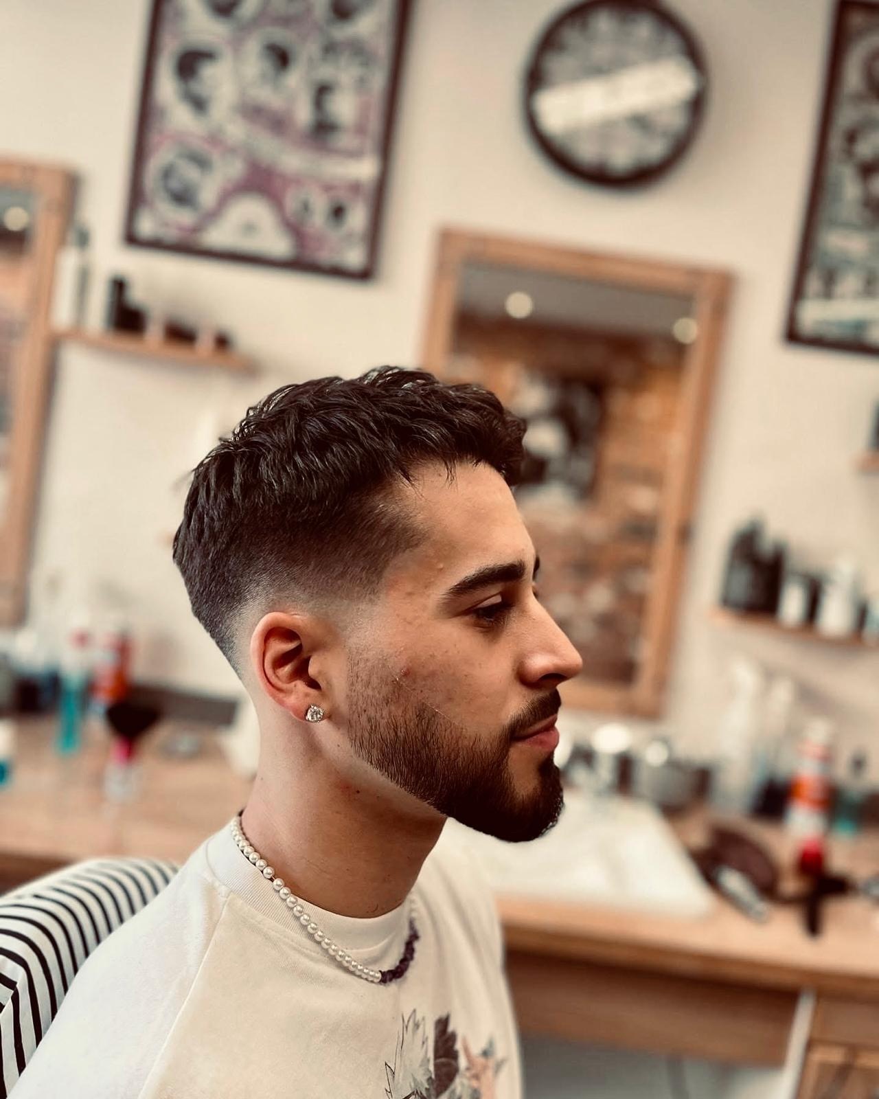 Dégradé impeccable, barbe soignée