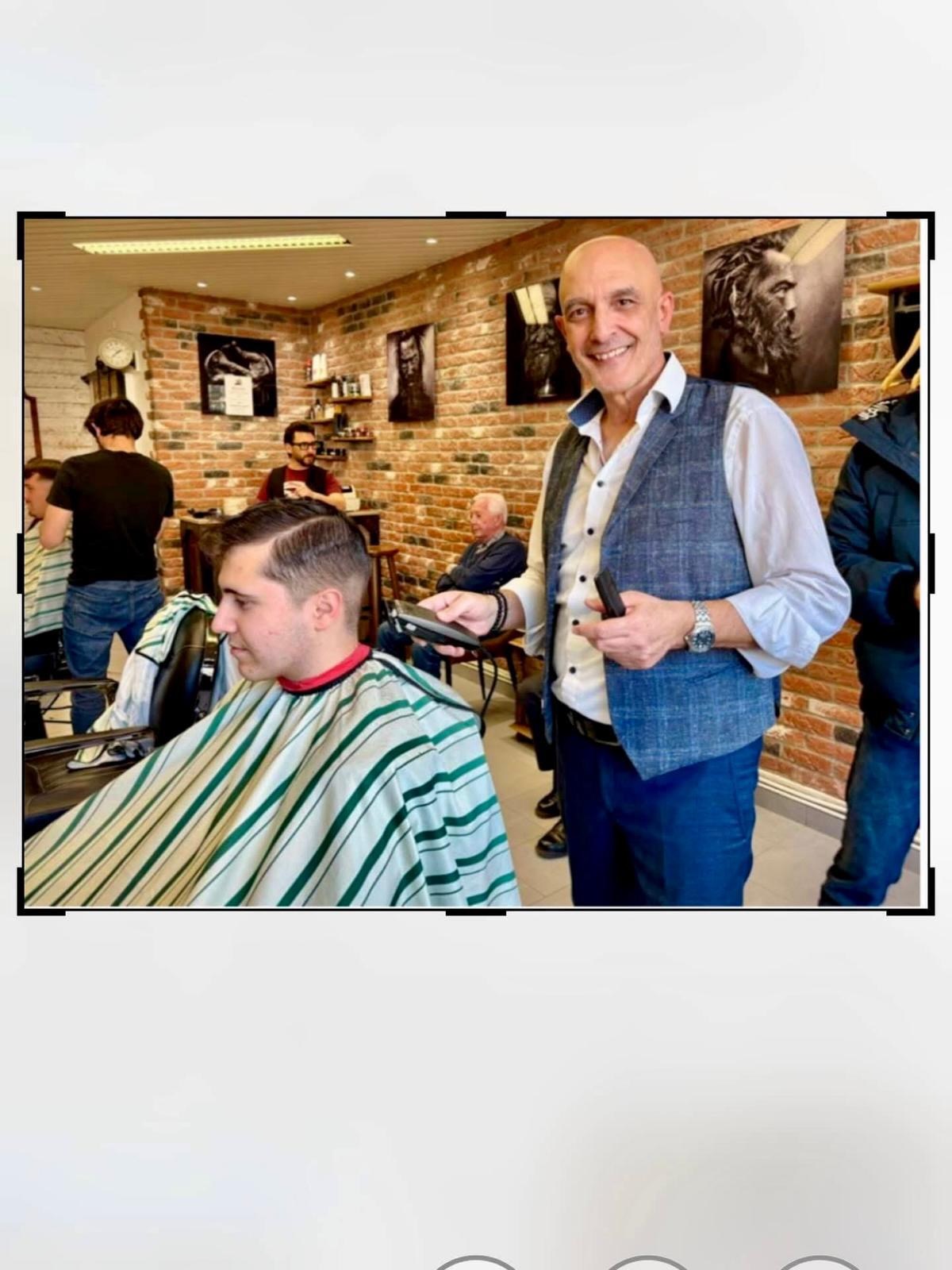Maître barbier, client satisfait