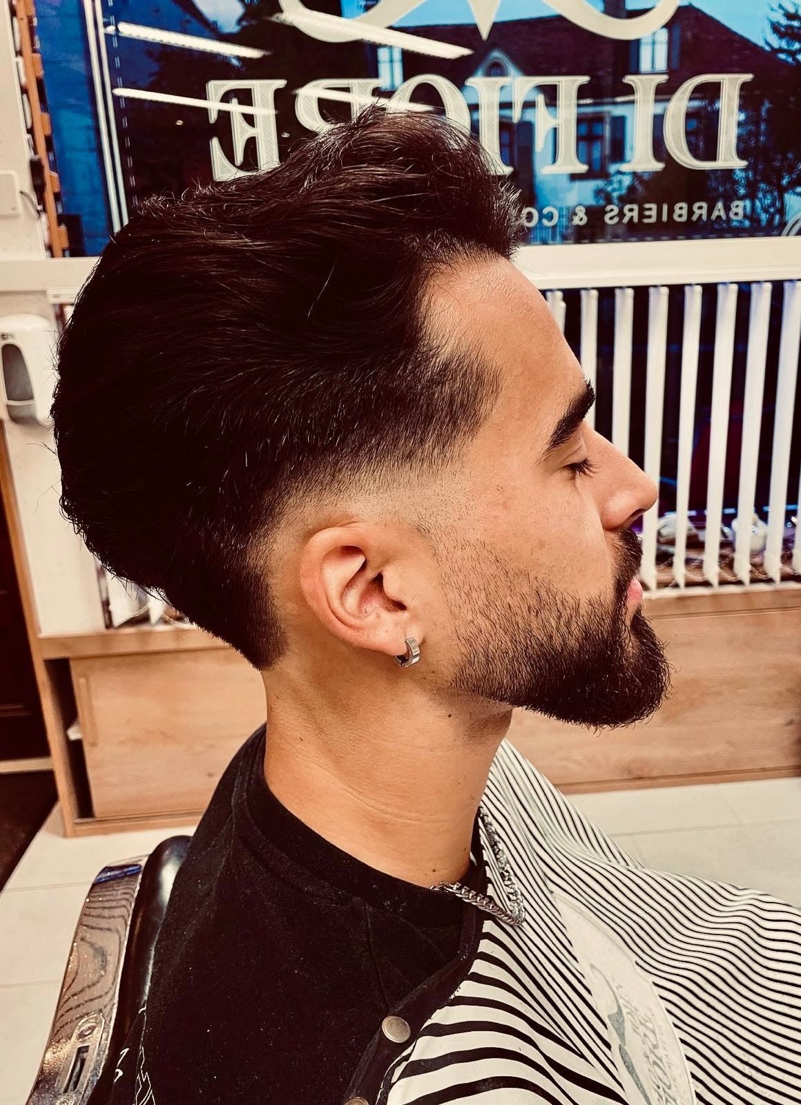 Dégradé marqué, barbe sculptée