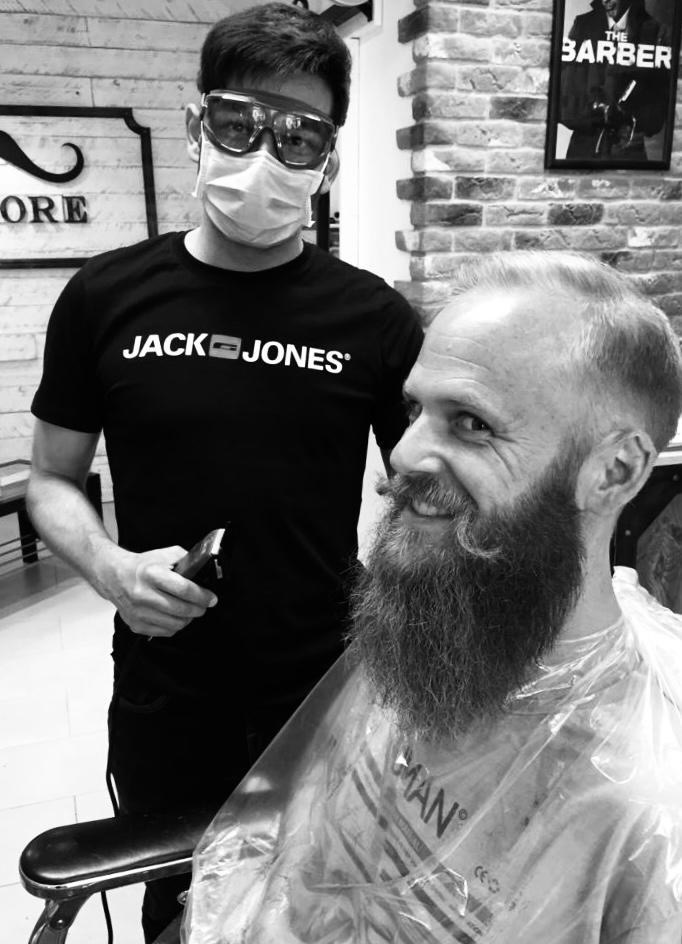 Maître barbier et client