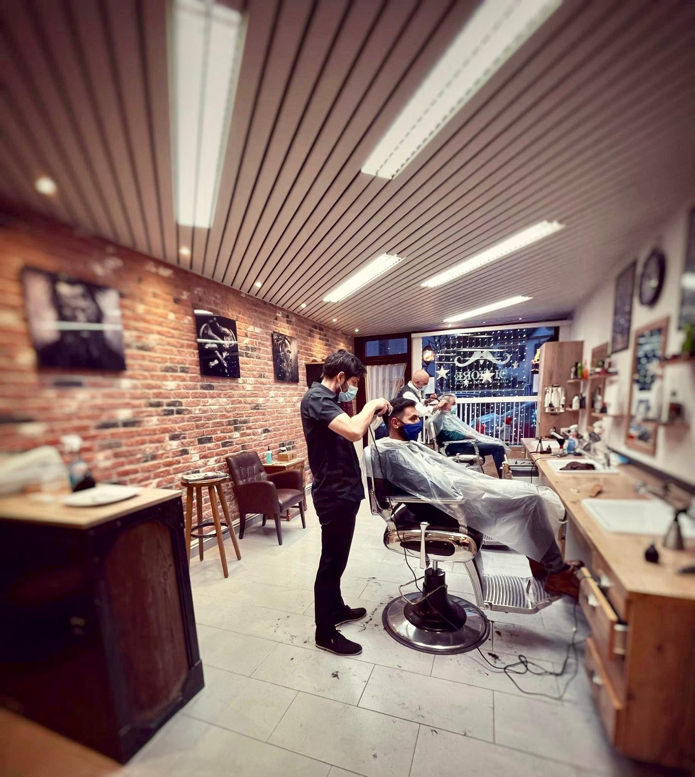 Ambiance barbershop chaleureuse